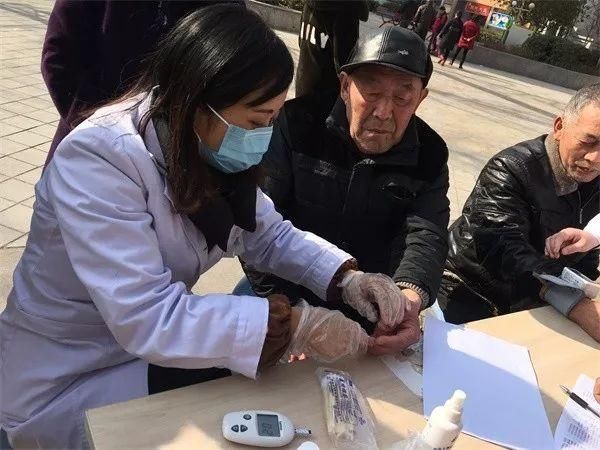 兴隆街道罗家店村组织医疗志愿者开展慢病检