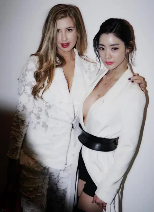 与外国美女合影，气场丝毫不差。