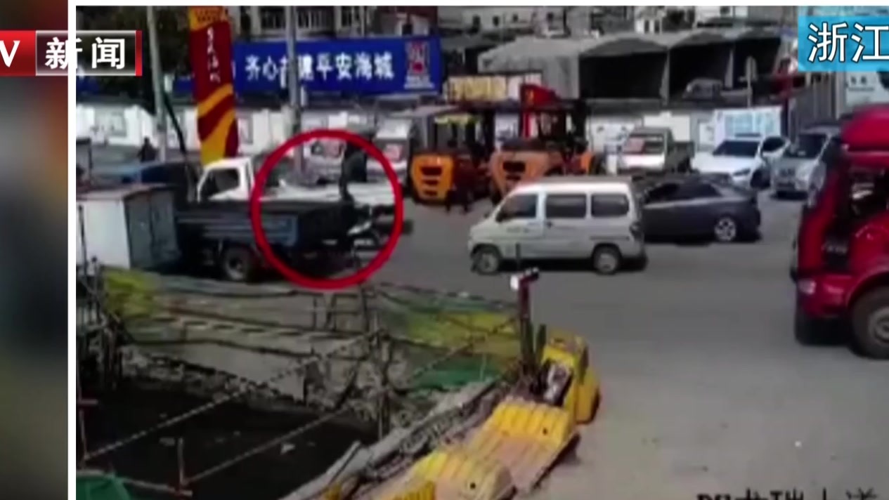 浙江温州：电动车抢行  被卷车底死里逃生