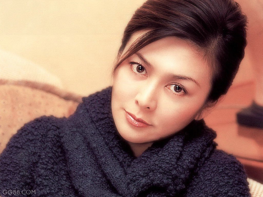 1998年，关之琳被美国著名杂志《PEOPLE》评为全球50位最美丽的名人之一。同年，在一项香港美女票选活动中，被选为“香港经典美女”。