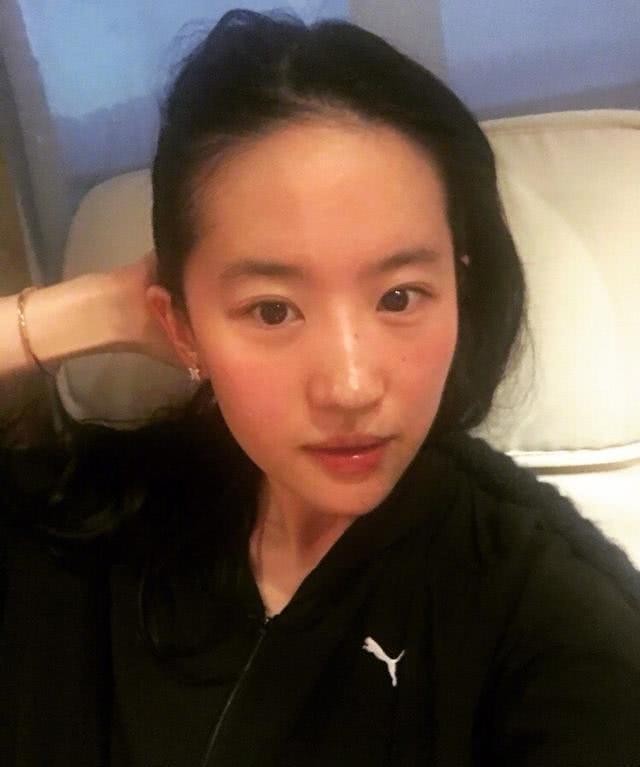 刘亦菲15岁罕见旧照曝光 满脸青涩还婴儿肥 镜头前梨花带雨 刘亦菲15岁罕见旧照曝光 满脸青涩还婴儿肥 镜头前梨花带雨