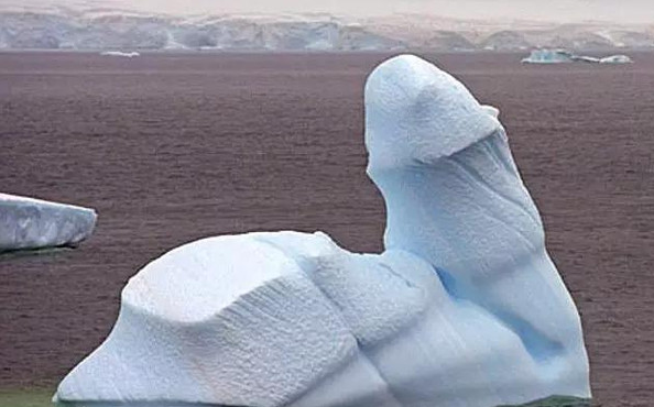 2.南极布兰斯菲尔德海峡 几年前摄影师安迪卢斯（Andy Rouse）在南极附近的布兰斯菲尔德海峡拍到了一个状如阴茎的冰山块。