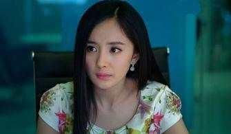 杨幂穿抹胸裙出席活动,不料裙子下滑,造成尴尬