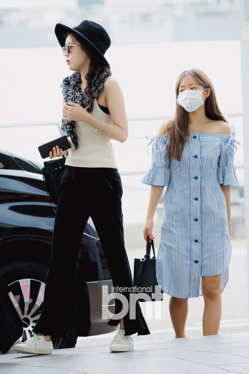 女团apink现身机场 小姐姐穿搭好靓丽!