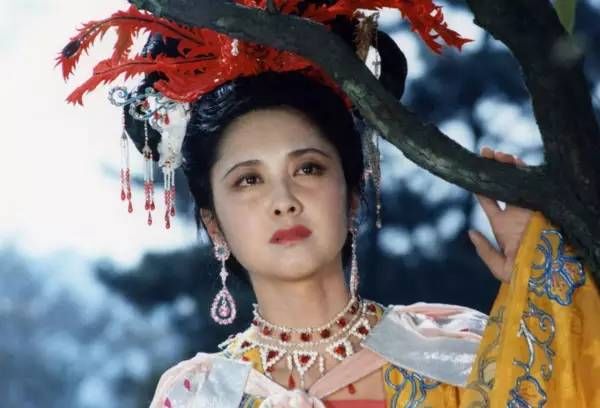 雷佳一袭红裙深情演唱《女儿情》,想不到比原唱更好听!