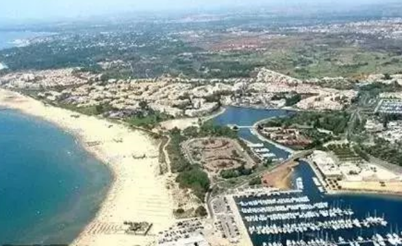 世界最大的裸体小镇:男女禁止穿衣服 违者坐牢罚款 世界最大的裸体小镇:男女禁止穿衣服 违者坐牢罚款