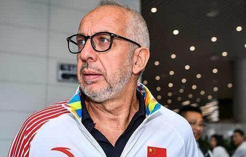 男足受到男篮红队和蓝队启发,准备分1队和2队