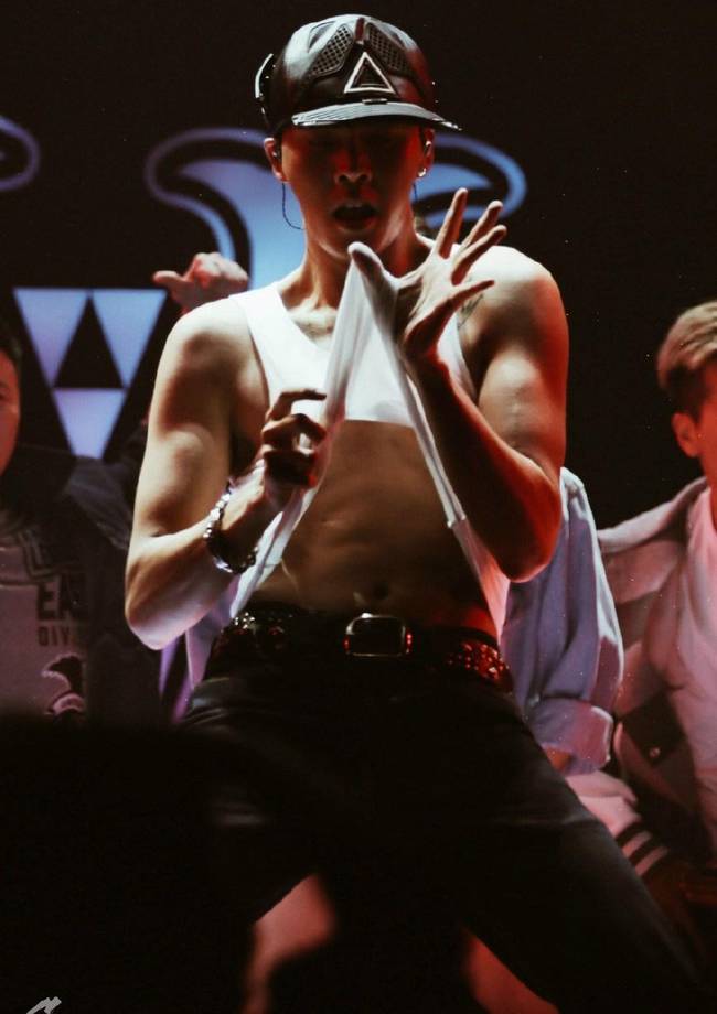 陈伟霆半裸健身秀肌肉,舞台上炫肌晒腹,生活中挥汗如雨