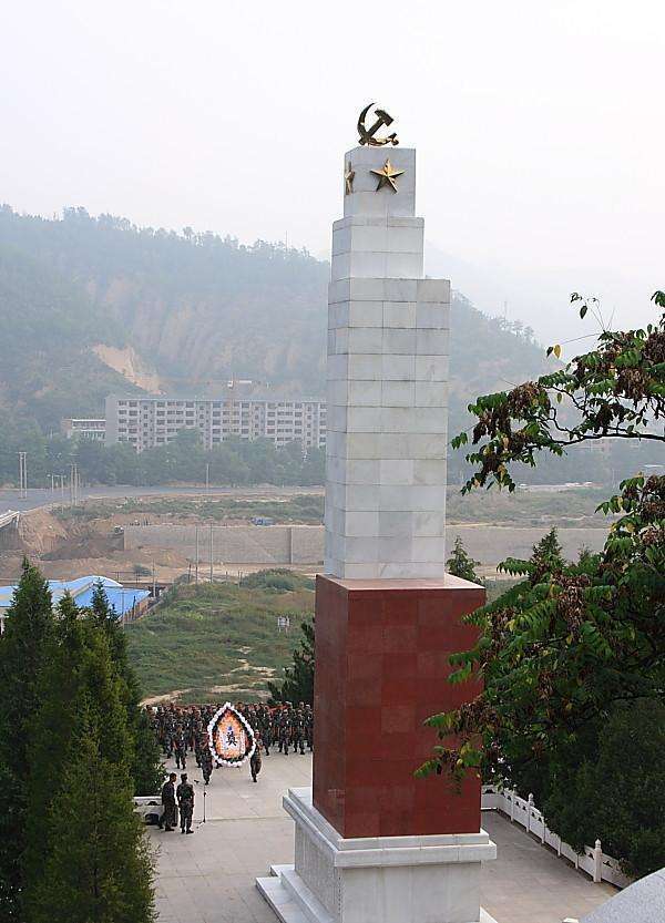 实拍叶挺和项英墓对比, 差别明显, 一位领导人题