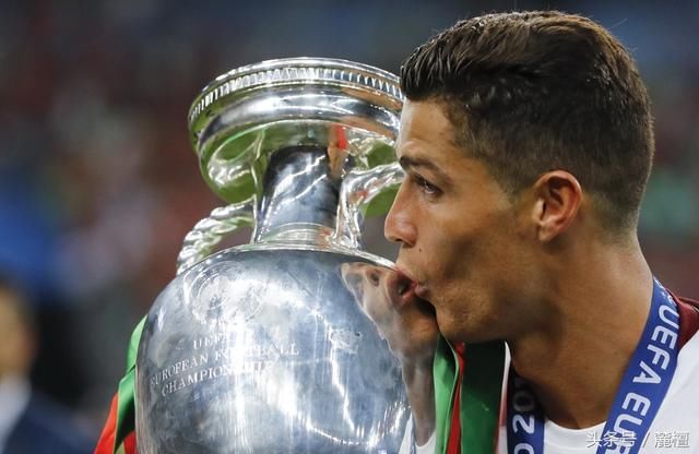 这是克里斯蒂亚诺罗纳尔多,现役最伟大的足球运动员