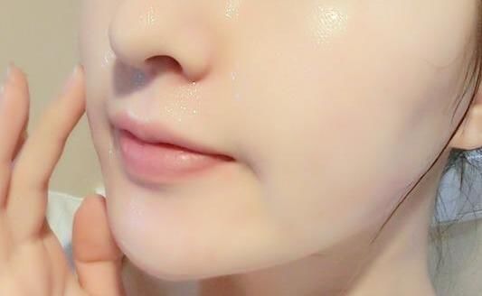 中医小姨多年不用化妆品,仅用三七粉加牙膏脸