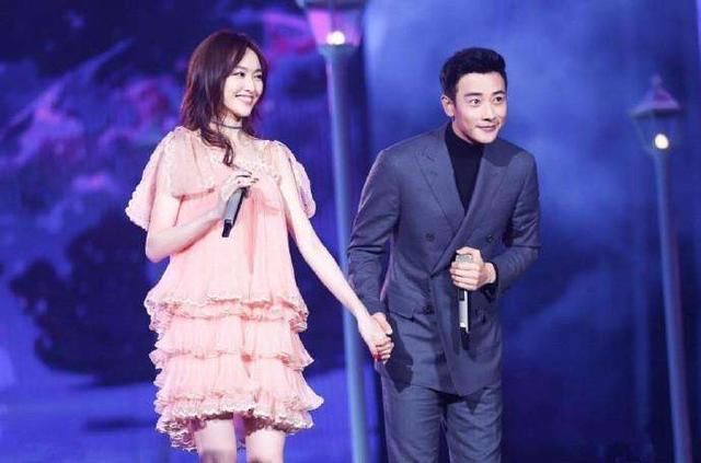 唐嫣和家人外出游玩开怀大笑,小细节看出这些