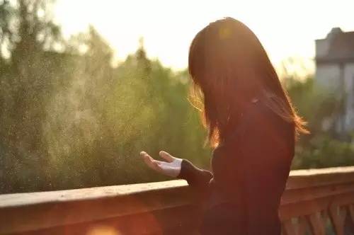 女友经常很晚回家还赚了很多钱 男子赶忙报警 女友经常很晚回家还赚了很多钱 男子赶忙报警