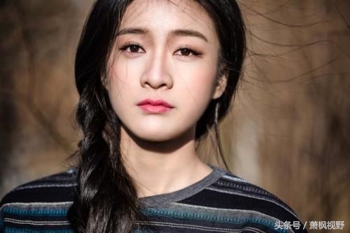 张雪迎在跟妈妈去看姐姐张雪咪演戏时被刘晓庆