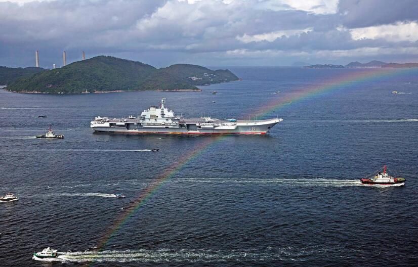 中国航母领衔40余舰艇现身南海惊动外媒!别想