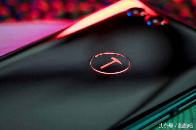 老罗的锤子手机又出事故 坚果R1镜头严重磨损