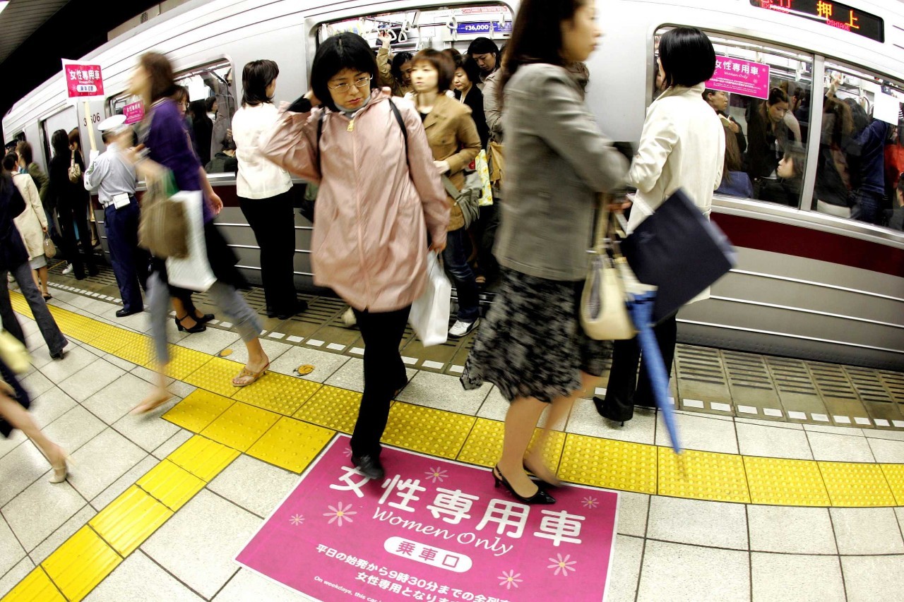 美国高中禁止女生穿露肩装,男生不爽了!