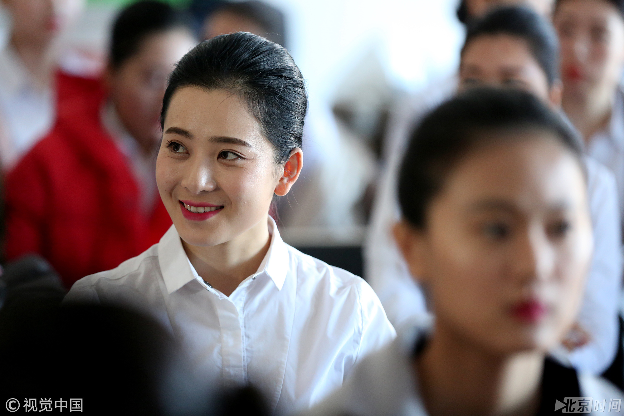 南航举行空姐招聘 美女穿制服应试