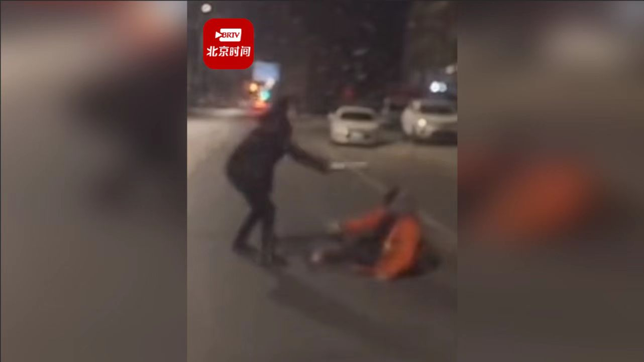 警方通报女子持铁棍殴打环卫工：打人者系环卫公司管理员，已被拘留！