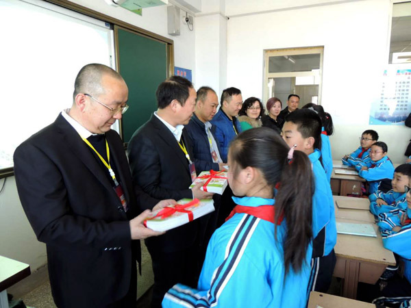 有限公司共同为平遥县古陶镇东关小学的孩子们捐赠食品安全科普图书