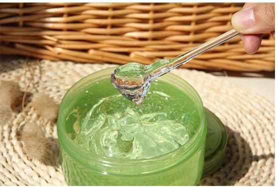 睡前涂了芦荟胶,到底要不要洗掉?多数女人不