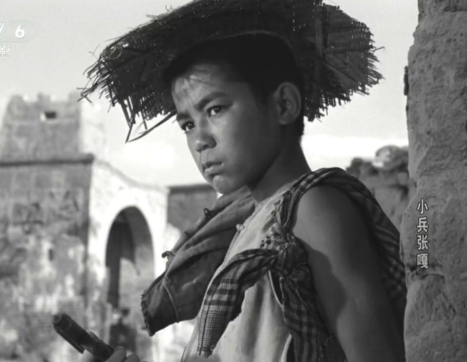 《小兵张嘎》讲述了小嘎子在老钟叔，老罗叔，区队长，奶奶的引导下，在经历一些列事情后，由鲁莽捣蛋的少年成长为真正的八路军小侦察员的故事。该片被称为新中国儿童片一座丰碑。