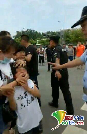 警察释放催泪瓦斯伤小女孩眼睛 责任人已被处理 警察释放催泪瓦斯伤小女孩眼睛 责任人已被处理