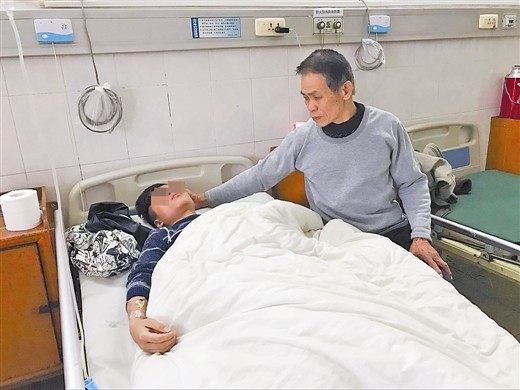 玉林一初三男生在校被三男子打伤 被殴打之后他拿起了刀 玉林一初三男生在校被三男子打伤 被殴打之后他拿起了刀