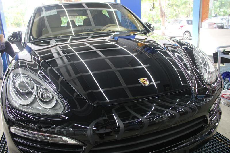 表面经常去洗车不耐脏,打蜡也管用不长,用镀膜喷上去,几下就光亮无比