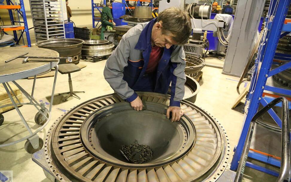 工人正在检修涡轮叶盘。