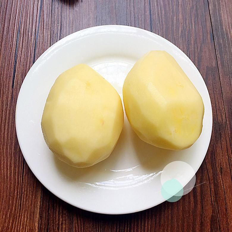 将土豆洗净后削皮切3-5片薄片,越薄越好.