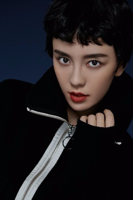 吕佳容新春精灵短发大片 烈焰红唇小露蛮腰