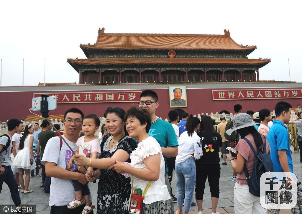 北京端午小长假天安门游客如织拍照忙 北京端午小长假天安门游客如织拍照忙