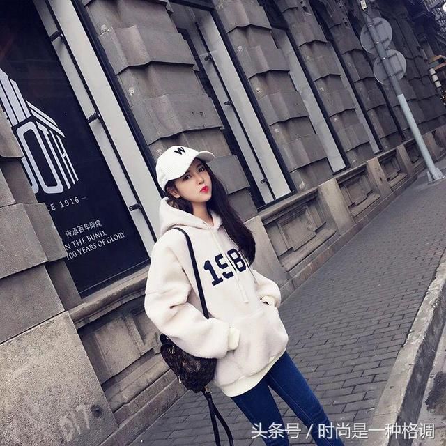 抛弃你的棉服吧,保暖又有活力的连帽卫衣搭配