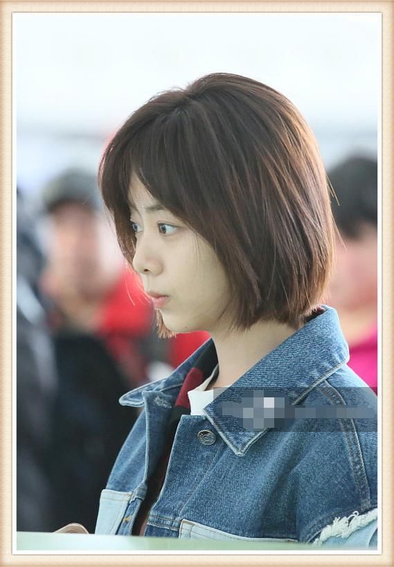 谭松韵一身拼接牛仔外套再次嫩出新高度,但看