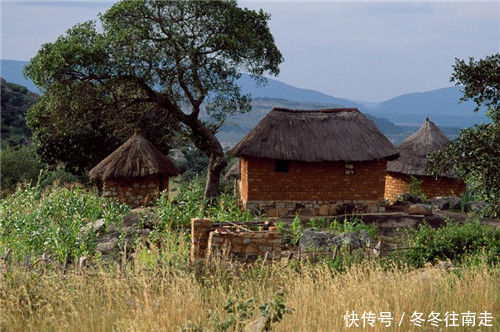 4岁男孩尿床被狠毒继母挖去双眼,继母被抓时笑