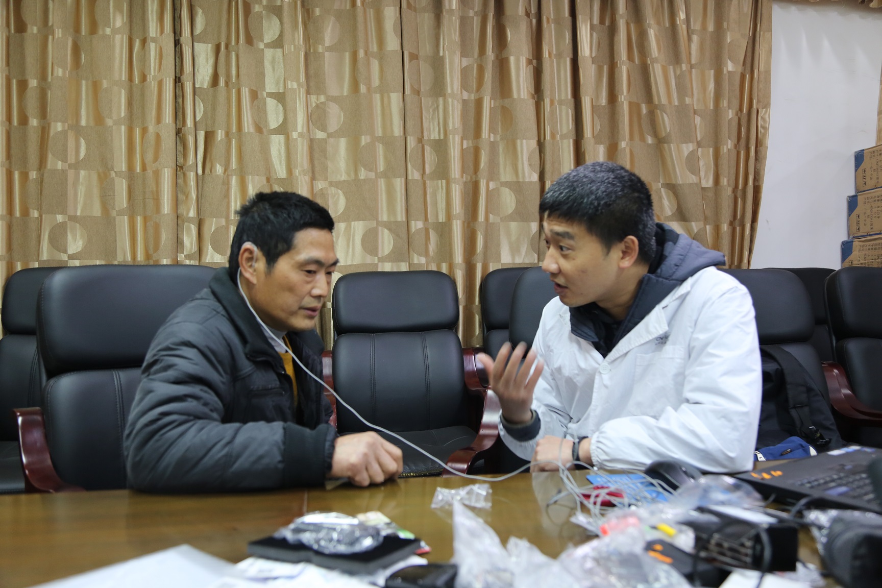 万源为35名听力残疾人免费验配助听器