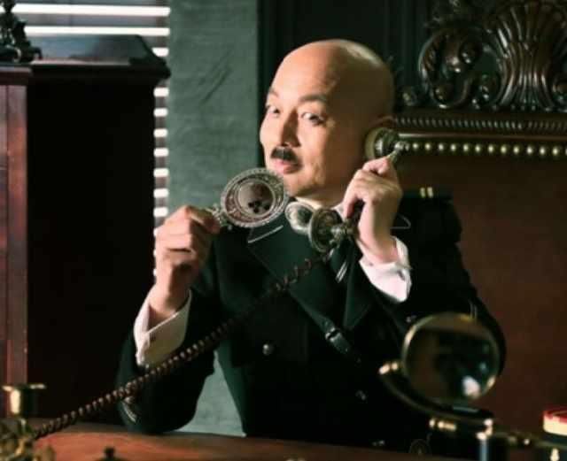 冯小刚为他颁奖时下跪,女星骂其流氓,一生无子