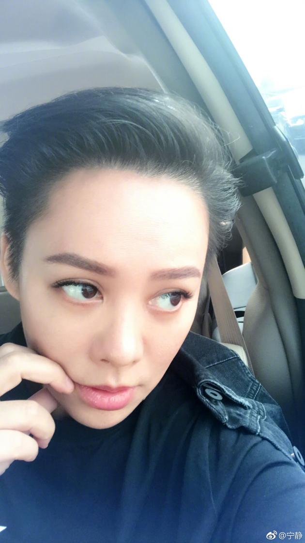 宁静新浪娱乐讯 9月8日下午,宁静在微博晒出一张自己的自拍并配文:"最