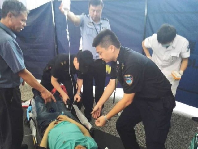 男子机场吐血倒地 被传机场行李箱内藏尸 男子机场吐血倒地 被传机场行李箱内藏尸