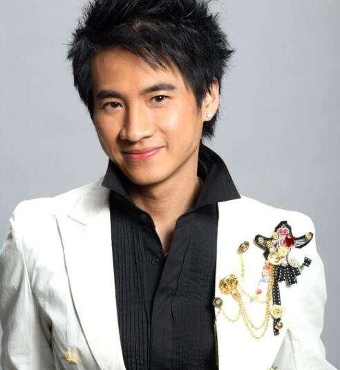 曾是流行歌手,今给谢霆锋当服务员,金星评论这