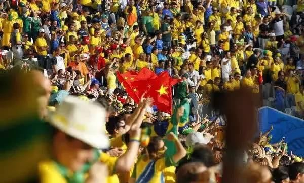 国足没进世界杯中国球迷依然闪亮球场 网友:存
