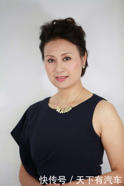 她是国家一级演员,是赵薇的母亲,今62岁容颜