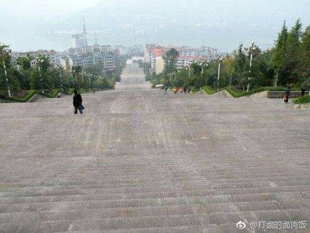 大批网友称云阳万步梯可能不服，云阳万步梯真有这么吓人？