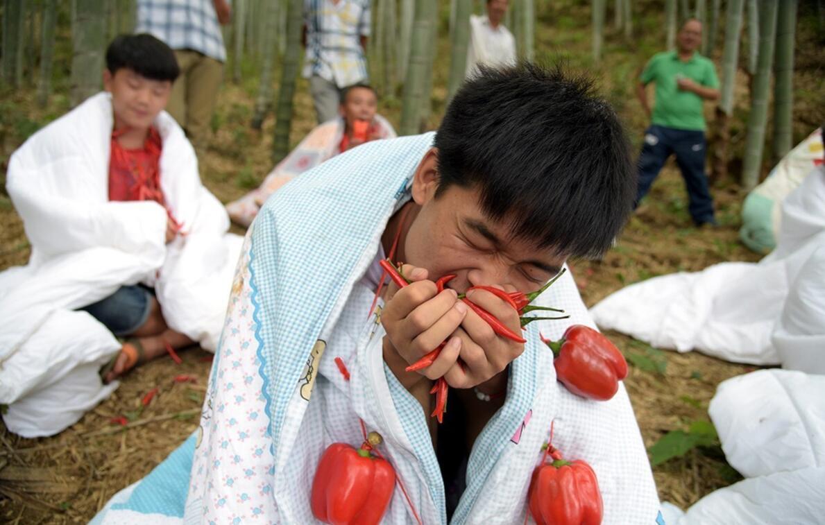 广东大学生38℃高温下裹棉被比赛吃辣椒