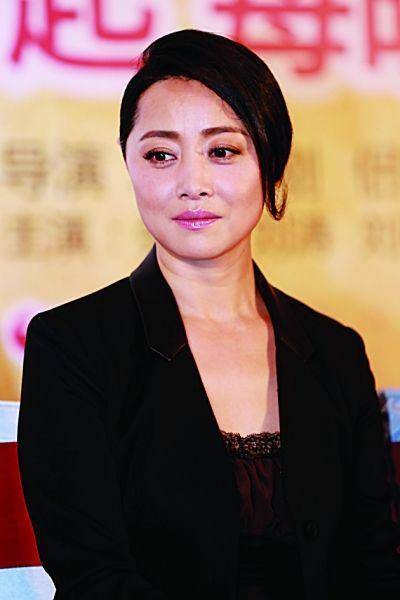 父亲是导演、母亲是话剧演员，继子是新生代偶像，携子再嫁导演前夫，成幸福四口之家