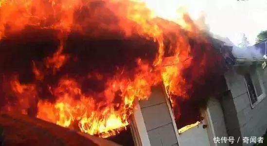 消防员大火烧身利用落水管支撑跳楼逃生,致敬