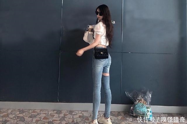 紧身破洞牛仔裤搭配白色T恤,更凸显你完美腿型