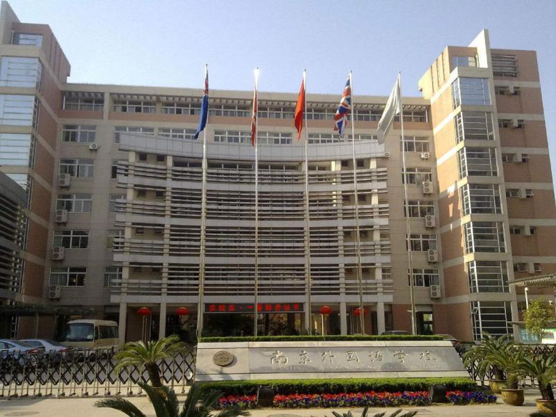 会参考社会上培训机构考证的内容,重点考查学生的综合素质和英语能力