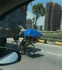 姑娘，你这膝盖磕伤了吗?伤的不轻啊